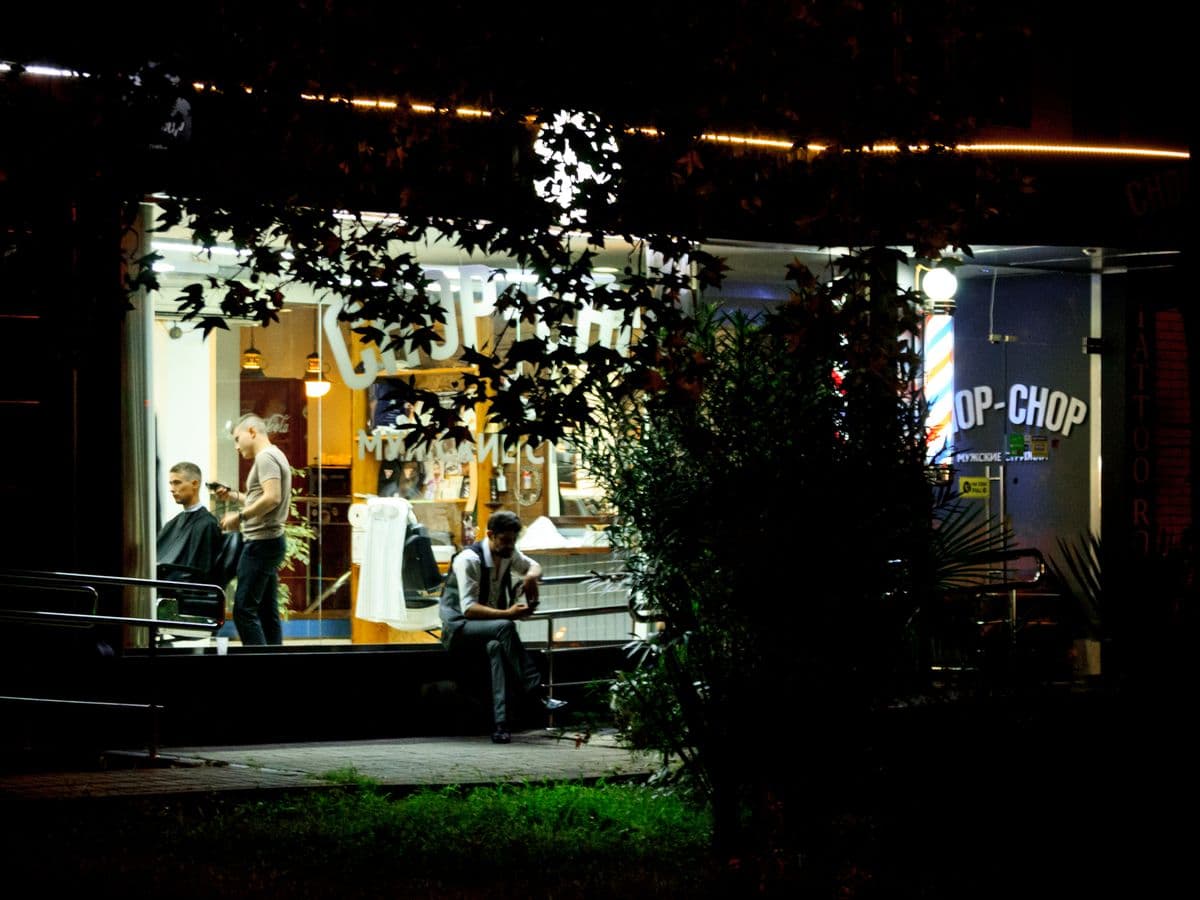 Verlichte gevel van de barbershop
